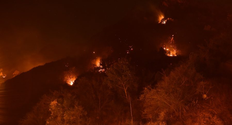 en las colinas sobre la Universidad Pepperdine durante el incendio de Woolsey, 12 de noviembre de 2018 en Malibu, California.