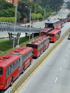 Los autobuses del sistema de transporte público Transmilenio permanecen varados durante una protesta de los usuarios en una estación central en Bogotá.
