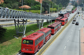 Los autobuses del sistema de transporte público Transmilenio permanecen varados durante una protesta de los usuarios en una estación central en Bogotá.