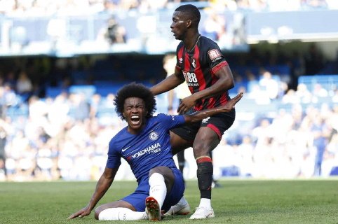 El mediocampista brasileño del Chelsea, Willian, reacciona después de ser lastimado en un desafío con el mediocampista colombiano de Bournemouth, Jefferson Lerma (R), durante el partido de fútbol de la Premier League inglesa entre el Chelsea y Bournemouth en Stamford Bridge