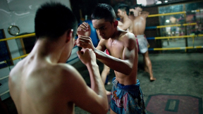 Jóvenes practicando boxeo tailandés