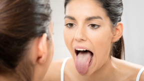 Mujer con la lengua afuera