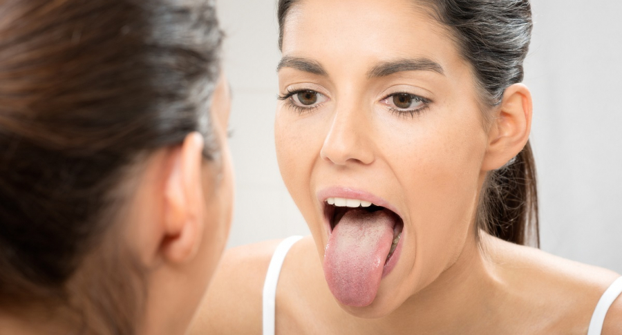 Mujer con la lengua afuera