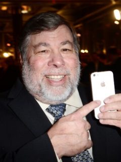 Hombre con un celular en la mano