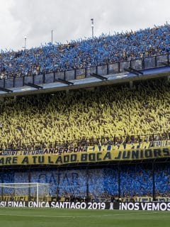 Hinchas de Boca Juniors aplauden antes de la final de la Copa Libertadores