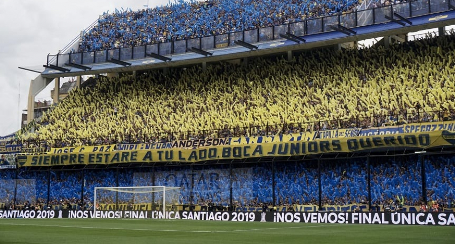 Hinchas de Boca Juniors aplauden antes de la final de la Copa Libertadores