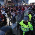 Autoridades vigilan a manifestantes que marchan por las calles de la capital