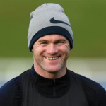 Wayne Rooney sonríe durante un entrenamiento en St Georges Park