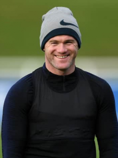 Wayne Rooney sonríe durante un entrenamiento en St Georges Park