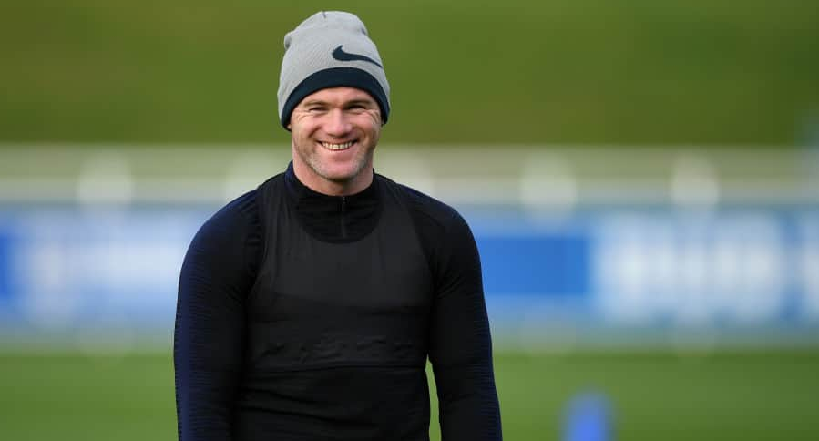 Wayne Rooney sonríe durante un entrenamiento en St Georges Park