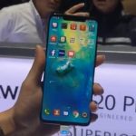 Mujer con celular en la mano