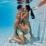 Pareja en la piscina