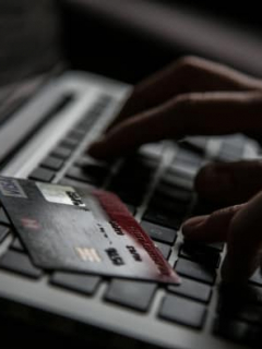 Persona usando un computador, iternet