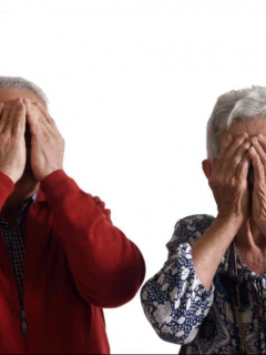 Abuelos tapan sus caras.