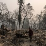 Jhonathan Clark camina por los restos de su casa, destruida por Camp Fire