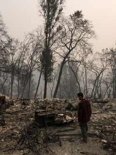 Jhonathan Clark camina por los restos de su casa, destruida por Camp Fire