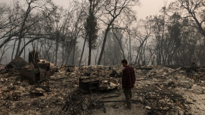 Jhonathan Clark camina por los restos de su casa, destruida por Camp Fire