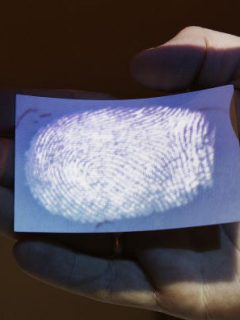 Persona con un papel en la mano