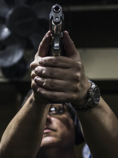 Hombre apuntando con pistola