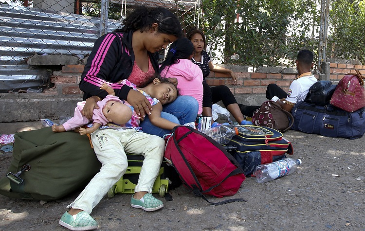 Familia venezolana en la frontera