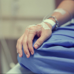 Hombre hospitalizado.