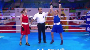 Juez levanta la mano de Yeni Marcela Arias en el Mundial de Boxeo