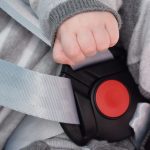 Bebé tocando un cinturón de seguridad