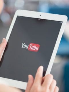 Persona viendo YouTube