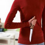 Mujer con cuchillo.
