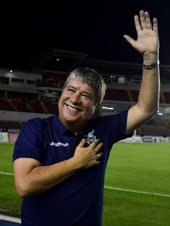 Hernán Darío Gómez saluda al público de Panamá en su regreso a ese país