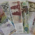 Billetes colombianos de diferentes denominaciones