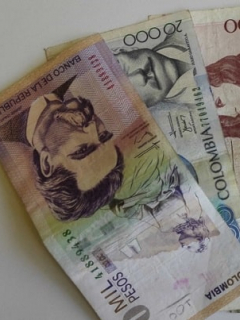 Billetes colombianos de diferentes denominaciones