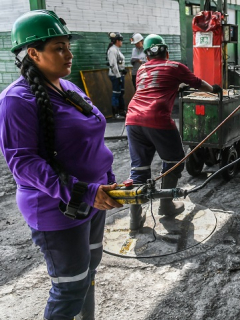 Mujeres trabajando en mina de esmeraldas