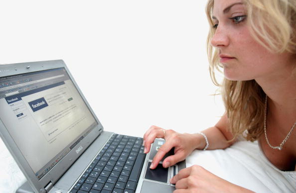 Mujer con un computador