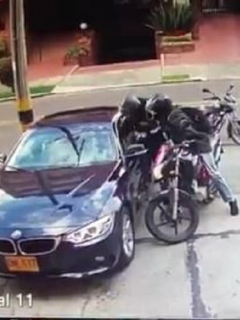 Ladrones en moto