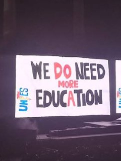 "Necesitamos más educación", se lee en pantallas del concierto de Roger Waters.