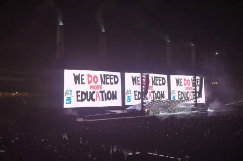"Necesitamos más educación", se lee en pantallas del concierto de Roger Waters.