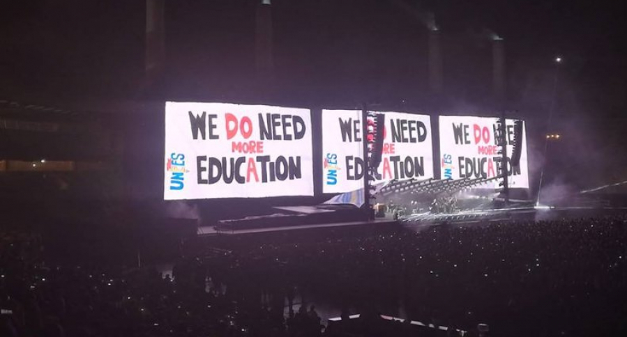 "Necesitamos más educación", se lee en pantallas del concierto de Roger Waters.
