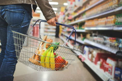 Mujer en supermercado