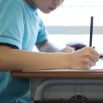 Niño en salón de clase.