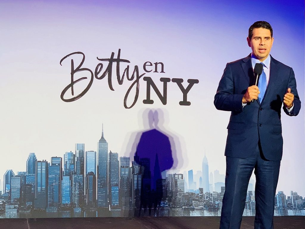 El presidente de NBC Telemundo, César Conde, habla durante la presentación. El presidente de NBC Telemundo, César Conde, habla durante la presentación.