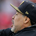 Diego Armando Maradona da instrucciones a los jugadores de Dorados.
