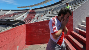 Aficionados de River Plate salen del estadio Monumental