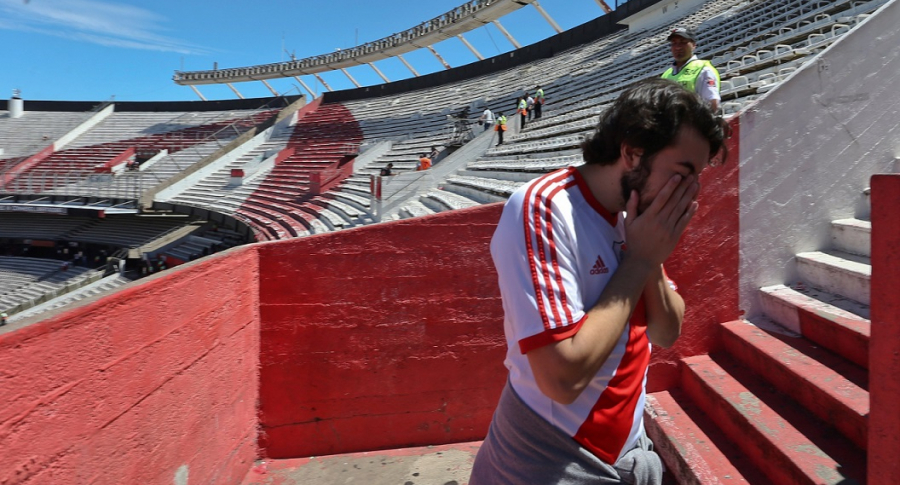 Aficionados de River Plate salen del estadio Monumental