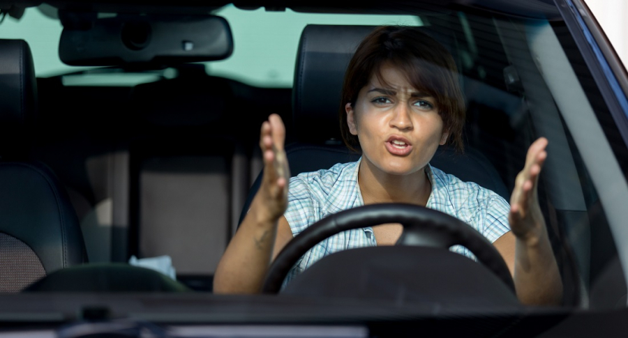 Mujer conduciendo
