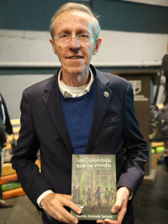 Antonio Navarro sostiene el libro 'Las Colombias que he vivido'