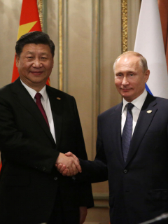 Vladimir Putin (Der.) saluda a Xi Jinping en la cumbre del G20.