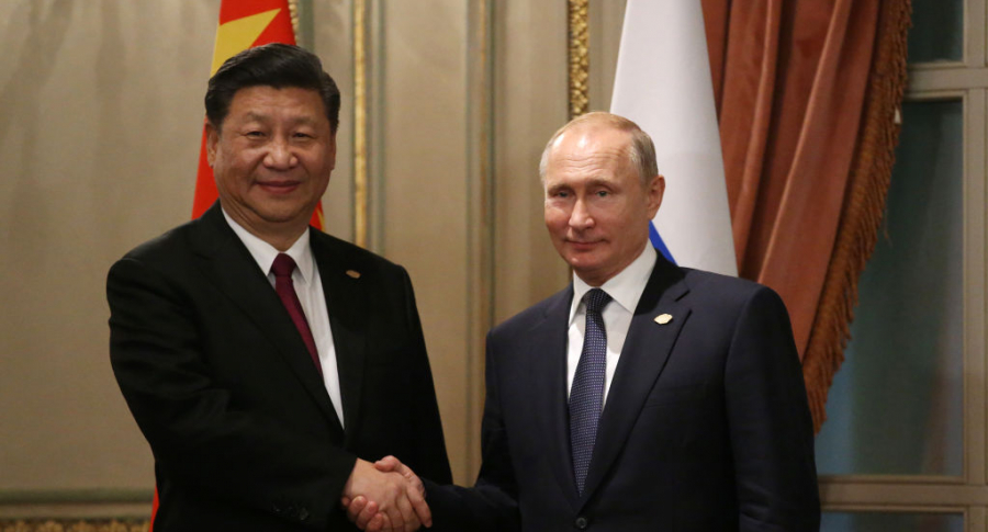 Vladimir Putin (Der.) saluda a Xi Jinping en la cumbre del G20.