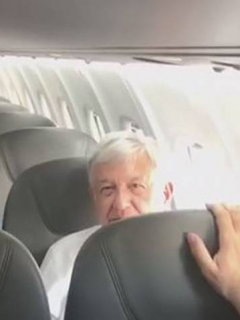 Amlo viaja en vuelo comercial