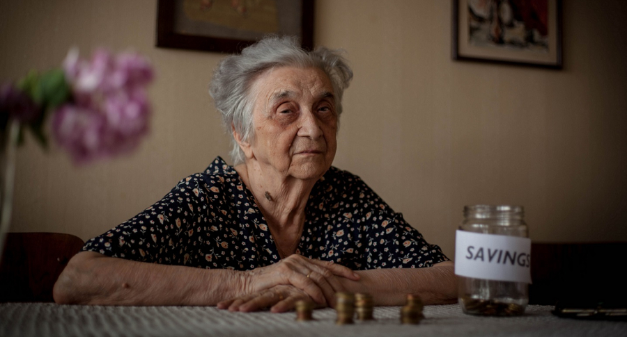 Una mujer cuenta los ahorros de su pensión en una botella